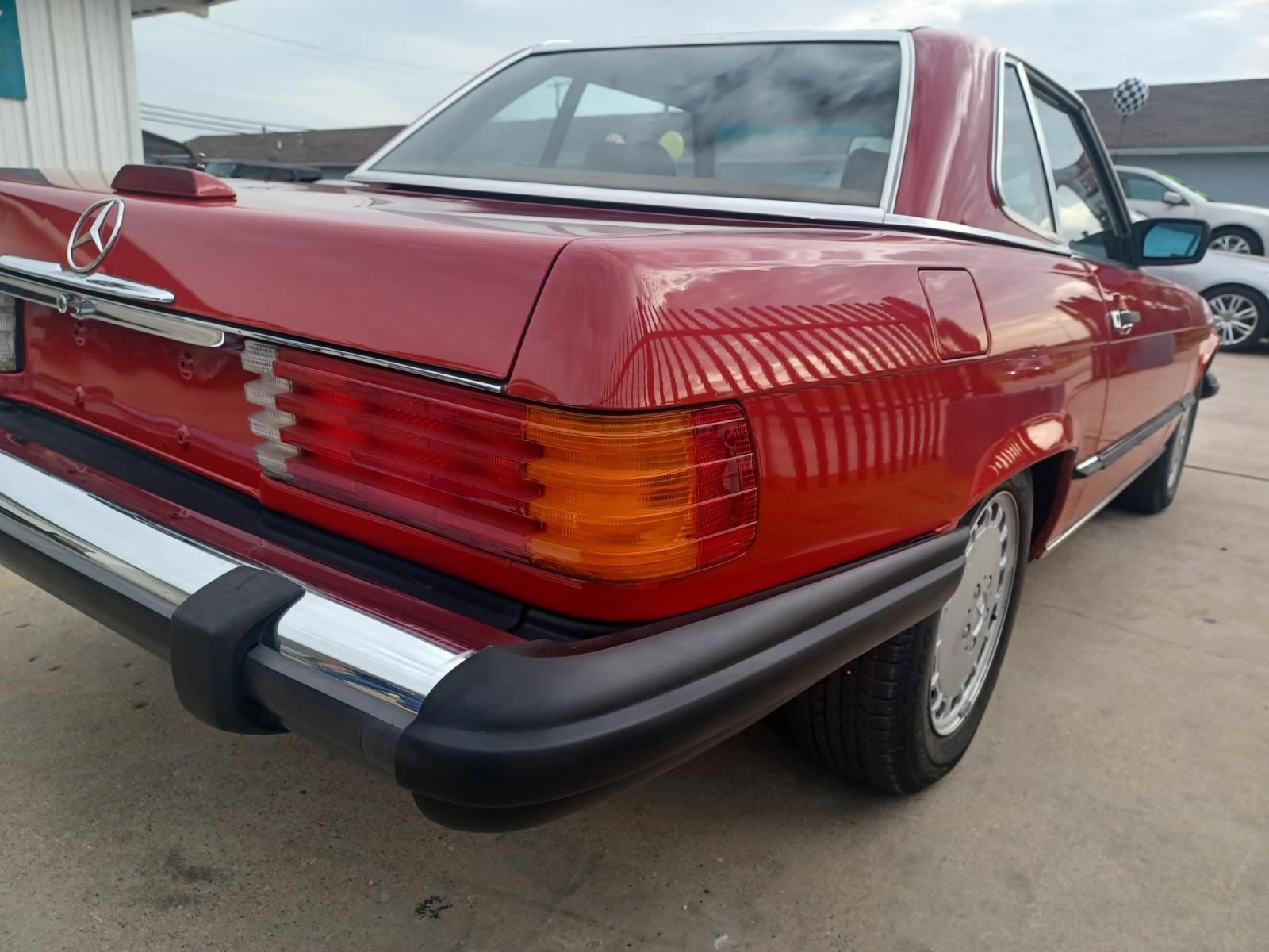 1989 RED /TAN, LEATHER Mercedes-Benz 560 SL coupe (WDBBA48D2KA) with an 5.6L V8 SOHC 16V engine, 4-Speed Automatic transmission, located at 2001 E. Lancaster, Ft. Worth, 76103, (817) 336-7000, 32.746181, -97.301018 - Photo #5